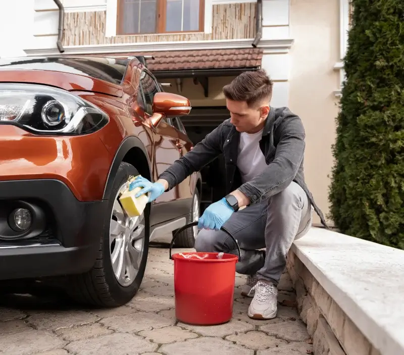 Lavage auto à domicile Orthoux-Sérignac-Quilhan : professionnel intervenant sur un véhicule